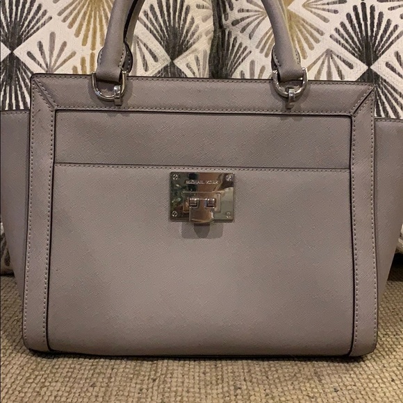 Michael Kors Handbag. - Picture 2 of 6